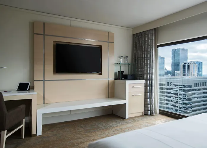 Marriott Downtown Magnificent Mile Hotel 4*