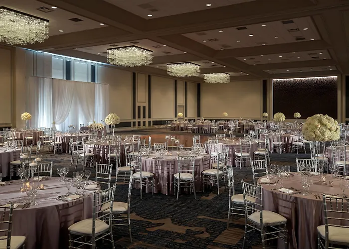 Marriott Downtown Magnificent Mile Hotel 4*